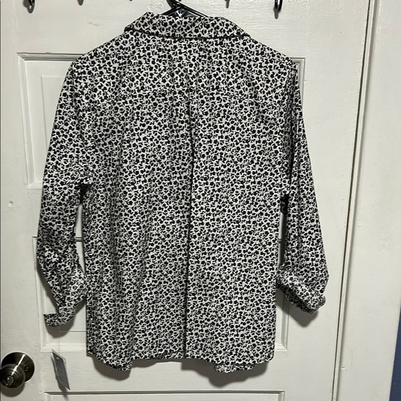 Croft & Barrow Black and White Patterned Button-Up Shirt - Picture 5 of 7
